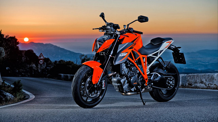 ktm_1290_super_duke_r_motorcycle_sports_123405_1280x720