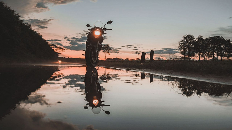 motorcycle_sunset_reflection_125032_1280x720